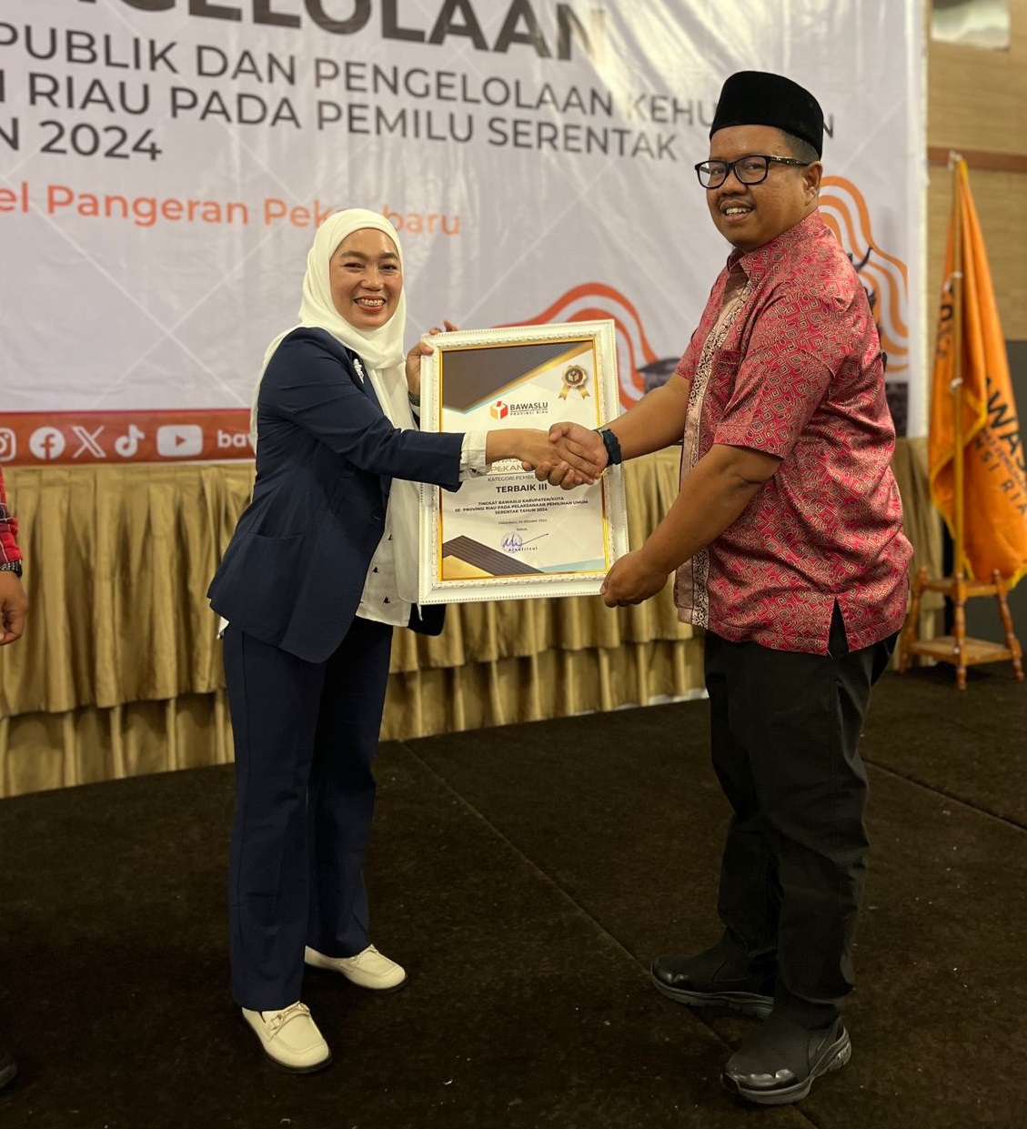 Bawaslu Pekanbaru Raih Penghargaan Peringkat Ketiga dalam Kategori Kehumasan Pemberitaan Terbaik